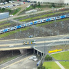 Z-class電車（Route 70）がBatman Avenue Bridgeを走る。その橋の下を中距離電車「METRO」が行く。