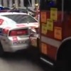 カナダのビル火災現場での消防車の大胆行動