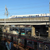 相鉄・JR直通線、相鉄・東急直通線の工事がすすむ相鉄線西谷駅付近。その上を300系新幹線が走る。