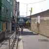 千住大橋の側道には、逆走する自転車が見受けられる