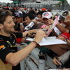 F1日本GP（木）ファンイベント：ファンにサインをするロマン・グロージャン（ロータス）