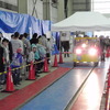 「青い森鉄道まつり2014」では保守用車両の乗車体験なども行われる。写真は昨年のレールスクーター乗車体験の様子。