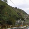 台風18号の影響で不通となった東海道本線由比～興津間。線路脇の山腹が線路側にせり出しているような格好となっており、架線柱も倒れている。