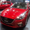マツダのブースに置かれたMAZDA3の「自動走行システム」実験車