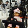 ベビーカーに乗った赤ちゃん人形にベビーバンドが装着されていた。赤ちゃんの状態を24時間記録できる