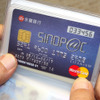 パスワード発生機（右上）を搭載したクレジットカードは台湾の銀行機関などで既に採用されている