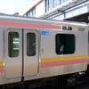 E129系の側面。客用ドアは半自動式を採用しており、ドアの脇に開扉ボタンが設けられている。