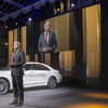 新型メルセデスベンツSクラスのプラグインハイブリッド車、S500プラグインハイブリッドとダイムラーのディーター・ツェッチェ会長（パリモーターショー14）