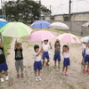 校庭がテニスコートほどしかない岩手県宮古市立赤前小学校(子ども達がいるところが校庭)