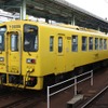 唐津線は11月19日に線路修繕工事が行われ、一部の列車が運休する。写真は唐津駅に停車中の佐賀行き普通列車。