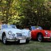 MGA。左はツインカムモデル。