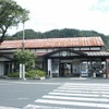 若桜鉄道が申請していた上限運賃の値上げは10月20日に認可されたが、当面は現行運賃を据え置く。写真は若桜鉄道の若桜駅。