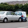 これは自動ブレーキ非装着車によるデモンストレーション。避けきれずに追突。