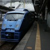 JR九州は築城航空祭の開催にあわせ、特急の臨時停車と臨時列車の運転を実施。築城着7～18時台は写真の『ソニック』など日豊本線の特急列車が全て築城駅に臨時停車する。