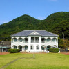 島原湾を背にして旅館「浦島屋」を眺める