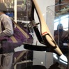 よく見ると磁力で宙に浮いて回転している。新たな軽量化技術”C3”（コンポジット・カーボン・コンパウンド）の軽さをアピールするディスプレー。150gという軽さを実現するために、ベースを囲むようにカーボンフレームと新設計のカーボンワイヤを採用
