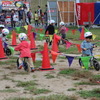 ストライダーで賢明に走る子どもたち