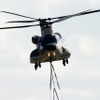 最近、「MV-22オスプレイ」と間違われることも多いようですが、前後にローターがあるのは「CH-47チヌーク」です。