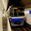 福岡市地下鉄空港線～筑肥線で運行されている列車（写真の車両は福岡市交通局）。12月の金曜深夜は臨時列車の運行により終列車を繰り下げる。