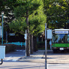 「新宿交通公園行」都営バスが停車中……