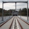 東西線の広瀬川橋りょう。既にレールの敷設と架線柱の設置が完了している。