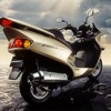 ホンダ、600ccエンジンの世界最大級スクーターを発売
