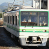 仙台市地下鉄南北線を走行する1000N系電車。来年3月までに駅ナンバリングの表示が順次導入される。
