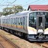 新潟地区に導入されるE129系の展示会が11月30日に県内3駅で開催される。写真は信越本線で試運転中のE129系。