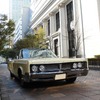 クライスラー・ニューポートコンバーチブルと丸の内の街並み。