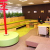 整然としたオフィスに安らぎをもたらす休憩スペース。ここで仕事をする人も多い