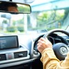 助手席に座る女性は、車種や景色や音楽ではなく、ニオイを気にしているという