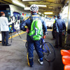 モノレール乗り場で列車を待つ参加者たち（11月30日、千葉モノレール実証実験「サイクル＆モノレール」）