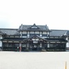 1990年に廃止された大社線の旧大社駅。12月7日まで夜間ライトアップが実施される。