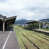 駅構内のプラットホームや線路も残っている。