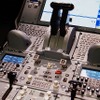 エンジン出力レバーの左右にあるのは飛行管理システム（FMS）用の入力装置。キーは一般的なQWERTY配列。