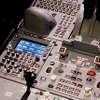 無線機器は3台設置。モニターに表示されている周波数の「121.7」は羽田の地上管制。「121.5」は国際的に定められた救難用周波数。