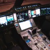 既存機よりも大型化されたモニターが並ぶ。大型化と、それに伴う複合表示化によってモニターの枚数自体は減っている。