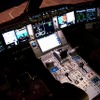 モニターの大きさや機器配置に若干の差異はあるものの、中型機のエアバスA330/340、大型機のA380とほぼ同じ構造となっている。