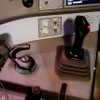 エアバス機に操縦桿は無く、その代わりにあるのがサイドスティック。左側は地上滑走の際に車輪をコントロールするチラーハンドル。