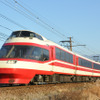 長野電鉄は12月6日から「SNOW MONKEY PASS」の発売を開始。特急も含め長野線を1日自由に乗り降りできる。写真は特急列車で運用されている1000系「ゆけむり」。