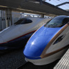 来年3月の開業に先立ち北陸新幹線の試乗会が2月に行われる。写真は試乗会列車で使用されるE7系（右）。