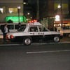 Uターンのパトカーと、直進のタクシーが衝突