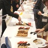 イベント参加者たちと審査用の商品