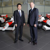 ホンダの新井氏（左）とマクラーレンのロン・デニス氏。