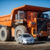 日産エルグランドと日立建機超大型ダンプトラック