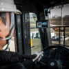 ダンプトラック運転席