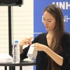 難民キャンプのテントに見立てた、ミニチュアの紙テント（募金箱）を作っている様子