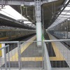 川崎方から見た下りホーム。現在は2番線（左）のみ使用しているが、来年3月から1番線の使用も開始する。
