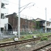 西鉄北九州線は黒崎駅前～熊西間を除き、2000年までに全廃された。写真は折尾駅に残された北九州線のレンガ橋（2005年）。