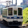 亀戸駅に近づく8000系。23区内を2両の電車がゆっくりと走る